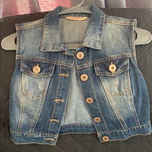 JEAN SLEEVELESS JACKET. NEW